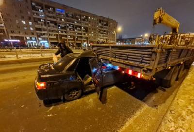 Сотрудники МЧС спасли двух человек из покорёженного авто в Петербурге