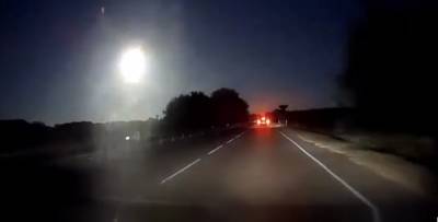 Увиденное повергло в шок: в ночном небе пролетел крупный метеорит – падение попало на видео