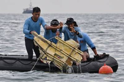 Авиакатастрофа в Индонезии: со дна моря достали " черный ящик"