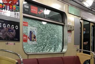 В киевском метро неизвестные разбили окна в четырех поездах