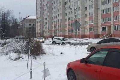 В Брянске на улице Медведева огромная лужа начала поглощать легковушки