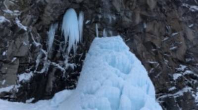 СК возбудил дело после обрушения льдины на водопаде на Камчатке