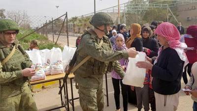 Военные РФ впервые провели гуманитарную акцию в сирийском поселке Тей