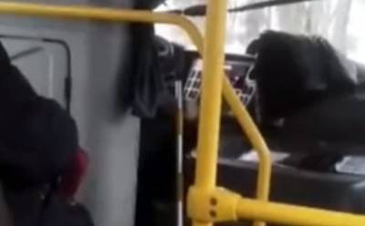 В Калининграде водитель управлял автобусом шваброй. Властям не понравилась его смекалка