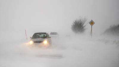 Мощный снегопад заблокировал движение около тысячи автомобилей во Франции