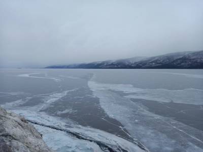 Мужчина насмерть замерз после катания по Байкалу на мотоцикле