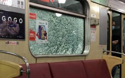 Вандалы разбили окна в поездах киевского метро, в вагонах были люди