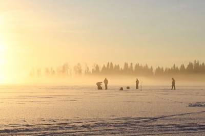 На Байкале под лед провалились двое рыбаков на мотоцикле
