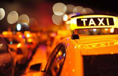 В Петербурге таксист изумил пассажирку просмотром порно