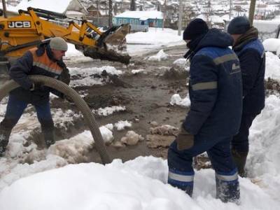 В Башкирии рабочие в 30-градусный мороз устраняют аварию на водопроводе