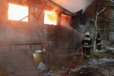 В Среднеуральске при крупном пожаре обрушилась кровля и пострадал мужчина