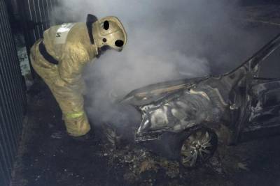Ночью в Красноуфимске при пожаре пострадали 5 машин