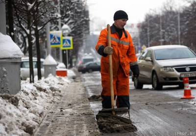 Минчан просят помочь с уборкой снега. Инвентарь можно взять у коммунальщиков