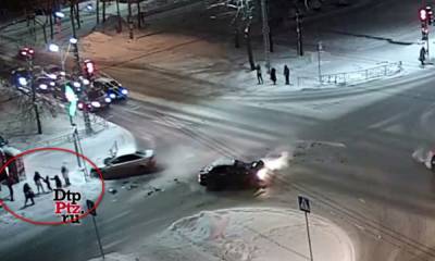 В Петрозаводске пешеходы убегали от несущейся на них машины