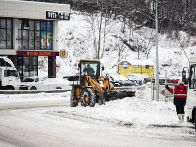 Дороги и дворы Корсакова чистят от снега
