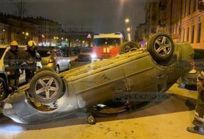 Водитель «припарковал» перевёрнутую машину в центре Петербурга