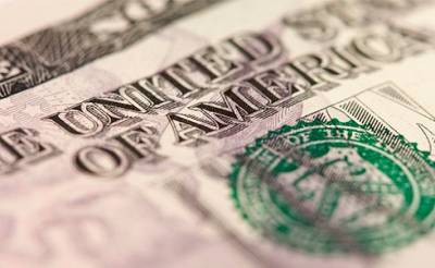 Доллар дешевеет 13 января на снижении доходности гособлигаций США