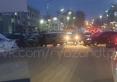 На улице Есенина образовалась пробка из-за массового ДТП