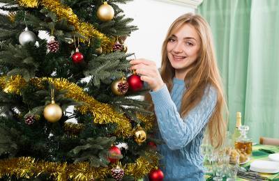 До лета лучше не оставлять: как долго можно держать дома новогоднюю елку