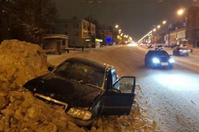 Протаранивший в Твери большую кучу снега водитель, ищет свидетелей ДТП