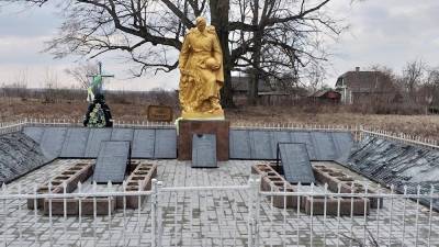 Вандалы разгромили памятник ВОВ в Херсоне