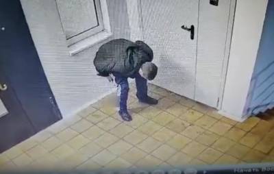В микрорайоне Платовский в Ростове мужчина стал звездой сделав грязное дело у подъезда