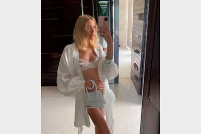 Беременную невесту российского миллиардера обругали за фото в прозрачном белье