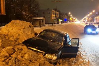 В Твери машина врезалась в сугроб снега, оставленный дорожными службами