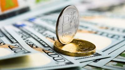 Рубль растет к доллару и евро
