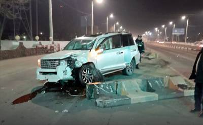 Возле поста на въезде в Ташкенте Toyota Land Cruiser врезалась в бетонное ограждение