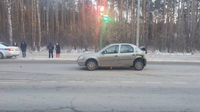 В Воронеже у больницы столкнулись две иномарки: пострадали оба водителя