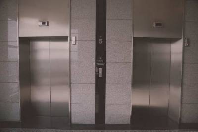 В Красноярске в новостройке сорвался лифт с четырьмя людьми внутри