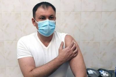 Мэр Кемерова поставил прививку от коронавируса