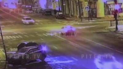 Видео: в центре Петербурга на перекрестке столкнулись две белые легковушки - piter.tv - Санкт-Петербург