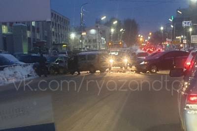 На улице Есенина в Рязани столкнулись три машины, никто не пострадал