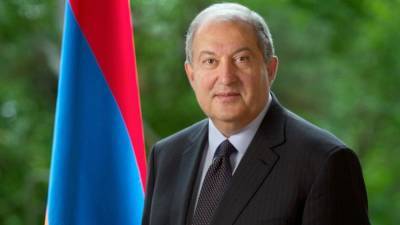 Медики госпитализировали зараженного COVID-19 президента Армении