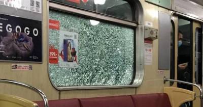 В киевском метро хулиганы разбили окна в четырех поездах