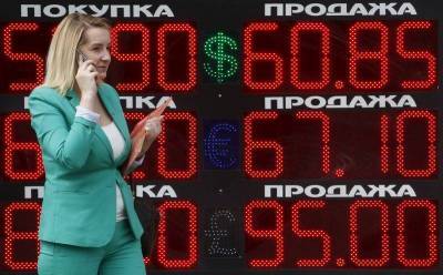 Рубль выбирает между дорогой нефтью и санкционными рисками