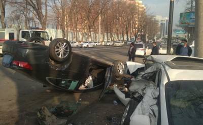 В Ташкенте 20-летний водитель "Малибу" не справился с управлением и протаранил два авто