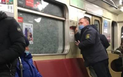 В Киеве вандалы разбили окна в поездах метро