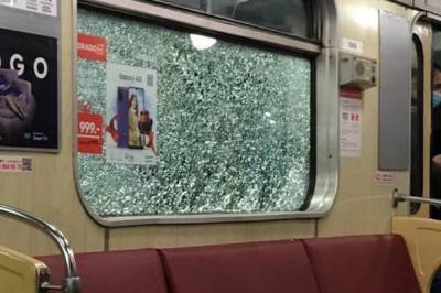 В Киеве вандалы разбили окна в четырех поездах метро