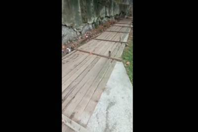 В Корчагинском сквере Сочи стена обрушилась и чуть не покалечила людей