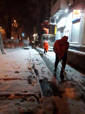 Снегопад в Одессе: в мэрии заявили, что дороги и тротуары чистят почти 1,5 тысячи коммунальщиков (видео)
