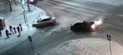 В Петрозаводске ограждение спасло пешеходов от вылетевшего после ДТП автомобиля (ВИДЕО)