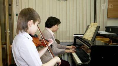 В Челябинске жители многоквартирного дома пожаловались в полицию на играющего на скрипке девятилетнего мальчика