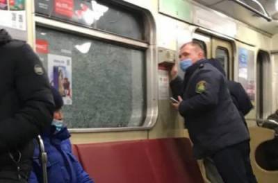 Крушили все, что движется: в Киеве вандалы напали на поезда в метро