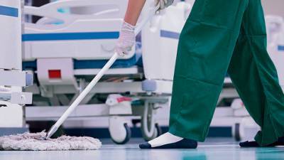 Дискриминация в больницах: уборщиц и охранников отказываются прививать от коронавируса