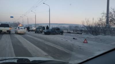 Очевидцы опубликовали фото ДТП на Кузбасском мосту в Кемерове