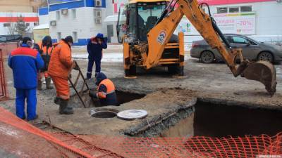 Барнаульские коммунальщики ликвидировали повреждение на водоводе в центре города
