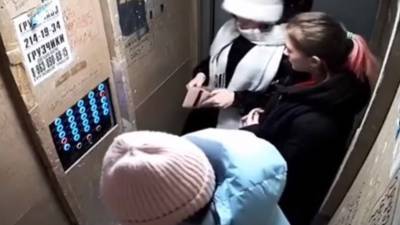 В новостройке Красноярска сорвался лифт с пассажирами (видео)